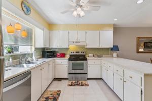 Coastal St Simons Retreat - Private Patio & Bonus Suite