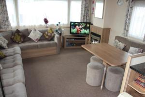 Cabin Sleeps 6 with Patio and Pets Welcome