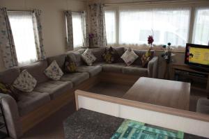 Cabin Sleeps 6 with Patio and Pets Welcome