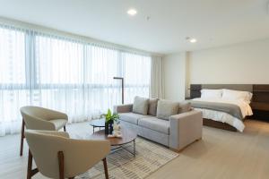 Modern City Escape with Park Views in Panama