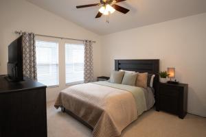 Prime Location • Gym • Dual-Monitor Workspace