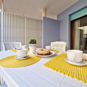 Great flat close to the beach with parking