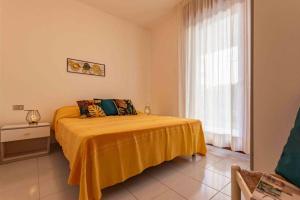 Great flat close to the beach with parking