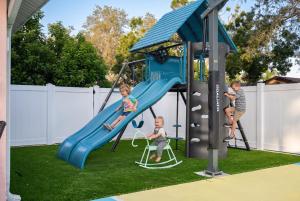 Family villa w pool cornhole & putting green