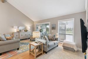 Coastal Sea Palms Retreat - Golf Views & Screened Porch