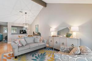 Coastal Sea Palms Retreat - Golf Views & Screened Porch