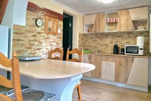Charming Central Stay & Parking - 2 bedroom house