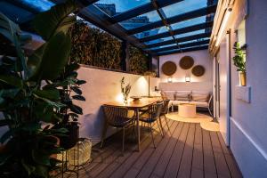 Casa da Zu Stylish Pool House with Glass Lounge