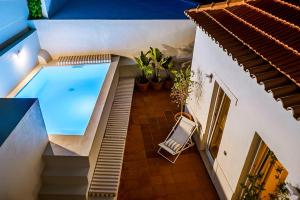 Casa da Zu Stylish Pool House with Glass Lounge