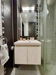 Spacious and stylish apartment near the center