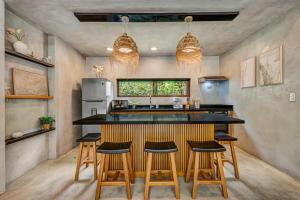 LNN Modern Jungle Retreat with Guest Home Near Beach