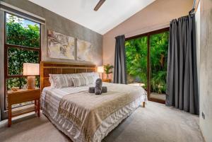 LNN Modern Jungle Retreat with Guest Home Near Beach