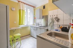 Powstańców Central Apartment by BookingHost