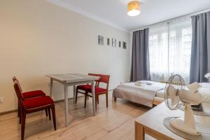 Powstańców Central Apartment by BookingHost
