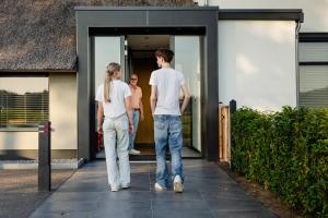 Luxe buitenhuis 10 pers met jacuzzi en vrij uitzicht