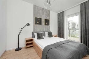 Przytulny Apartament z Parkingiem we Wrocławiu by Noclegi Renters