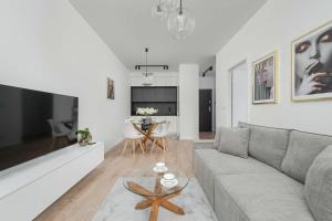Przytulny Apartament z Parkingiem we Wrocławiu by Noclegi Renters