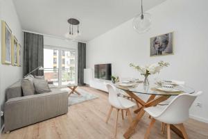 Przytulny Apartament z Parkingiem we Wrocławiu by Noclegi Renters