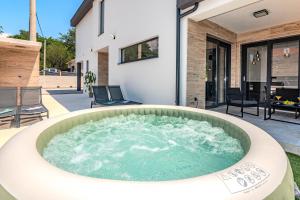 Luxury Villa Rita with Jacuzzi near Vransko Lake