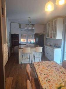 Apartament dwupoziomowy z 2 sypialniami