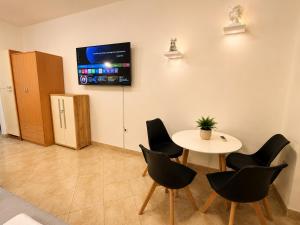 Garden Oasis Studio with Private Garden - Walk to City Gallery and Old Town