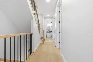 10 Minutes To Downtown 3 Bed 2.5 Bath Town House