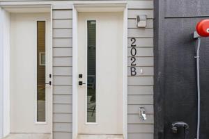 Central 1BR Apartment Near Downtown