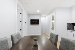 Central 1BR Apartment Near Downtown