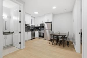 Central 1BR Apartment Near Downtown
