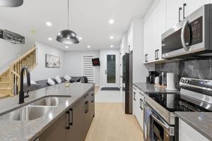 Modern 3BR City Getaway And Bright & Spacious