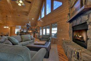 Stokes Haven Pet Friendly Hot Tub Creek