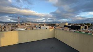 5 min del aeropuerto, zona empresarial calle 26, nuestro Bogota hasta 4 huéspedes