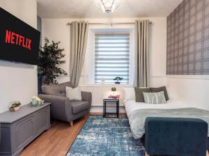 3-Bed Home with Hot Tub, Sleeps 9,Parking