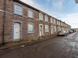 3-Bed Home with Hot Tub, Sleeps 9,Parking