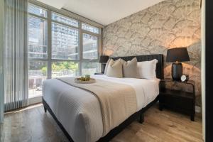 City Skyline View 2BR Den Suite Free Parking