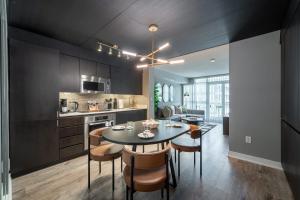 City Skyline View 2BR Den Suite Free Parking