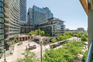 City Skyline View 2BR Den Suite Free Parking