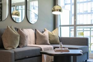 City Skyline View 2BR Den Suite Free Parking