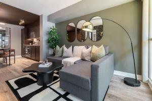 City Skyline View 2BR Den Suite Free Parking