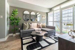 City Skyline View 2BR Den Suite Free Parking