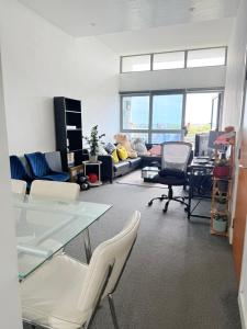 Elegant Sunset-Facing Room in 2-Bed Flat in London