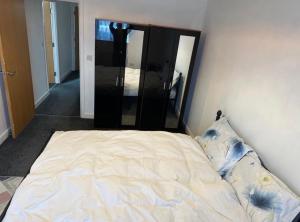 Elegant Sunset-Facing Room in 2-Bed Flat in London
