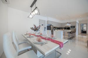 Cassia 3BR Sea View apt by NLA
