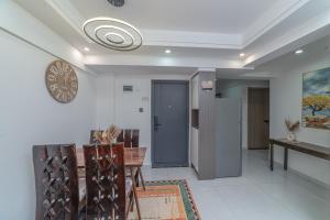 Elegant 2-Bedroom Apartment near GTC & Sarit Centre