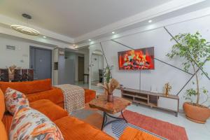 Elegant 2-Bedroom Apartment near GTC & Sarit Centre