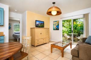 Private Hot Tub • Lanai + Full Kitchen
