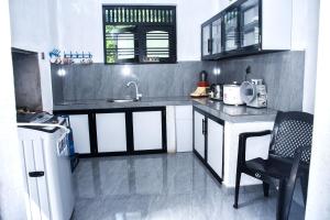 Sea Breeze 3BR Vacation Home, Hikkaduwa
