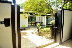 Sea Breeze 3BR Vacation Home, Hikkaduwa