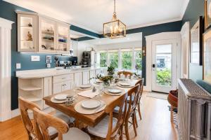 Hot Tub, Private Backyard & BBQ Near Airport