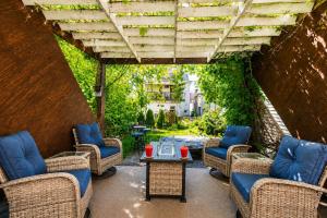 Hot Tub, Private Backyard & BBQ Near Airport